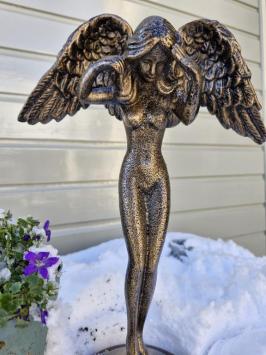 Stehender Engel aus Gusseisen