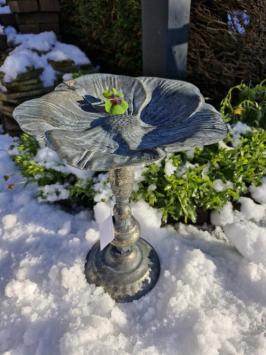 Vogelfutterhaus in Blütenform.