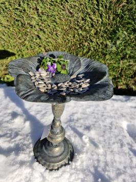 Vogelfutterhaus in Blütenform.