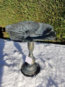 Vogelfutterhaus in Blütenform.