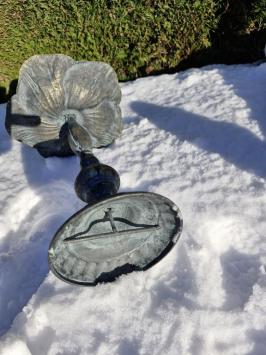 Vogelfutterhaus in Blütenform.