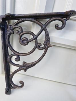 Gusseiserne Regalträger.