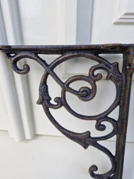 Gusseiserne Regalträger.