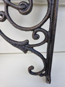 Gusseiserne Regalträger.