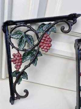 Een paar gietijzeren muurbeugels