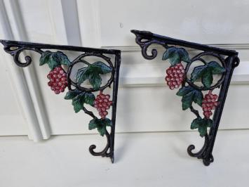 Een paar gietijzeren muurbeugels