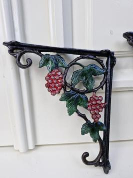 Een paar gietijzeren muurbeugels