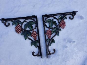 Een paar gietijzeren muurbeugels