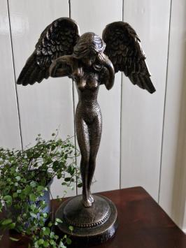 Stehender Engel aus Gusseisen