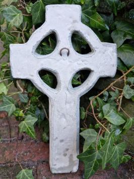 Grabschmuck, keltisches Kreuz, Opfergabe