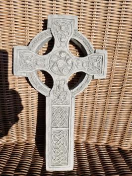 Grabschmuck, keltisches Kreuz, Opfergabe
