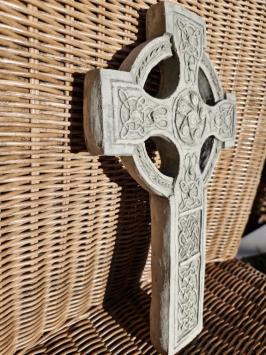 Grabschmuck, keltisches Kreuz, Opfergabe