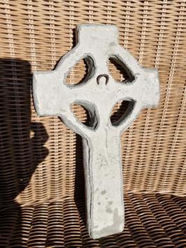 Grabschmuck, keltisches Kreuz, Opfergabe