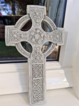 Grabschmuck, keltisches Kreuz, Opfergabe
