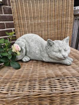 Gartenstatue einer Katze, Gänseblümchen