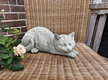 Gartenstatue einer Katze, Gänseblümchen