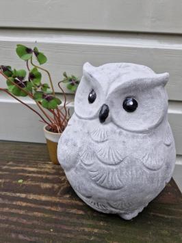 tuinbeeld van een uil , beton