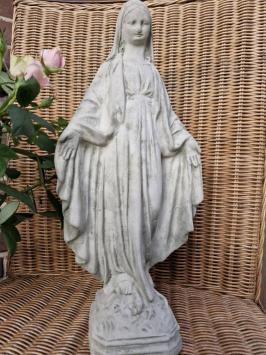 Maria beeld , beton , tuinbeeld