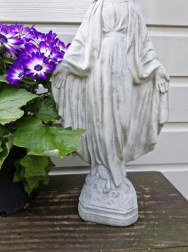 Maria beeld , beton , tuinbeeld