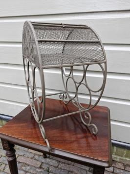 ländliches Weinregal aus Metall