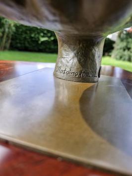 Wunderschöne Bronzeskulptur: „Hand mit Schmetterlingen“ – Symbol für Freiheit und Loslassen