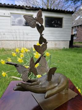 Wunderschöne Bronzeskulptur: „Hand mit Schmetterlingen“ – Symbol für Freiheit und Loslassen