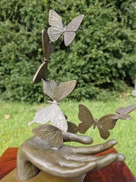 Wunderschöne Bronzeskulptur: „Hand mit Schmetterlingen“ – Symbol für Freiheit und Loslassen