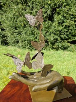 Wunderschöne Bronzeskulptur: „Hand mit Schmetterlingen“ – Symbol für Freiheit und Loslassen