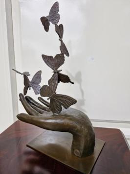 Wunderschöne Bronzeskulptur: „Hand mit Schmetterlingen“ – Symbol für Freiheit und Loslassen