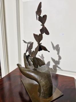 Wunderschöne Bronzeskulptur: „Hand mit Schmetterlingen“ – Symbol für Freiheit und Loslassen