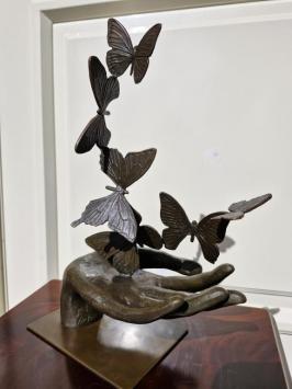 Wunderschöne Bronzeskulptur: „Hand mit Schmetterlingen“ – Symbol für Freiheit und Loslassen
