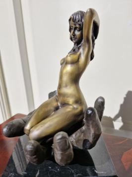 Bronzestatue, sinnliche Frau mit Hand, modernes Kunstobjekt