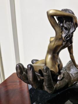 Bronzestatue, sinnliche Frau mit Hand, modernes Kunstobjekt