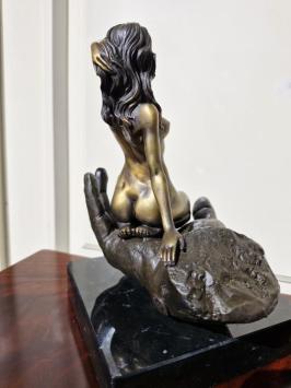 Bronzestatue, sinnliche Frau mit Hand, modernes Kunstobjekt