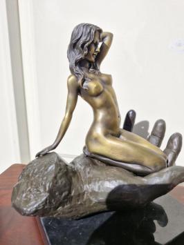 Bronzestatue, sinnliche Frau mit Hand, modernes Kunstobjekt