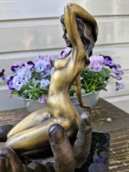 Bronzestatue, sinnliche Frau mit Hand, modernes Kunstobjekt