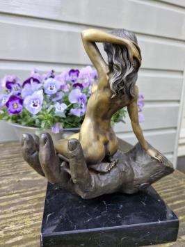 Bronzestatue, sinnliche Frau mit Hand, modernes Kunstobjekt