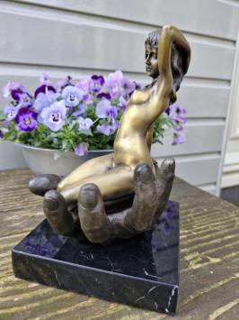 Bronzestatue, sinnliche Frau mit Hand, modernes Kunstobjekt