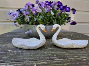 Set aus gusseisernen Schwänen.