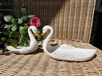 Set aus gusseisernen Schwänen.