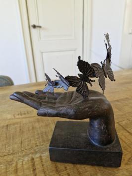 Hände mit Schmetterlingen, Freiheit, neues Leben, Liebe