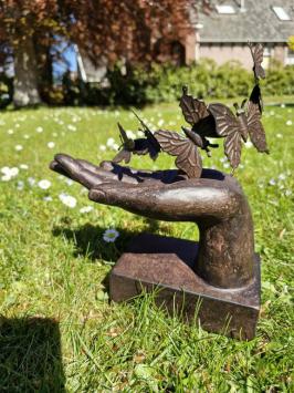 Hände mit Schmetterlingen, Freiheit, neues Leben, Liebe