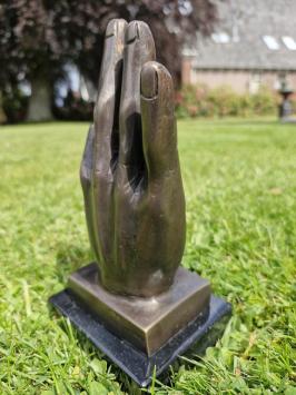Bronzen beeld van hand met  'OK' handgebaar.