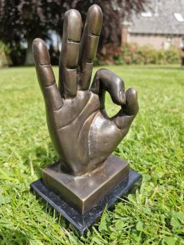 Bronzen beeld van hand met  'OK' handgebaar.