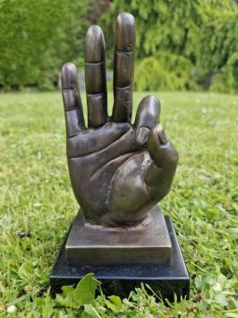 Bronzen beeld van hand met  'OK' handgebaar.