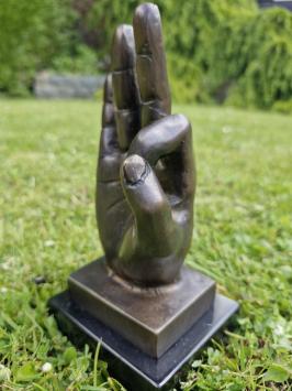 Bronzen beeld van hand met  'OK' handgebaar.