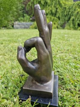 Bronzen beeld van hand met  'OK' handgebaar.