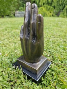Bronzen beeld van hand met  'OK' handgebaar.