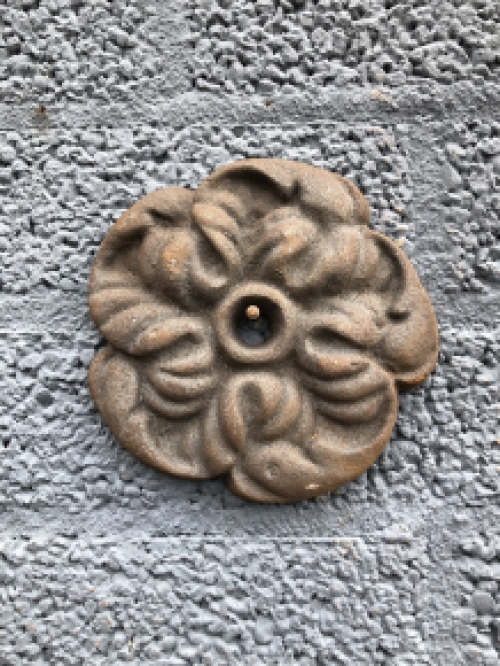 Maueranker, Gusseisen-Rost-Rose-Motiv