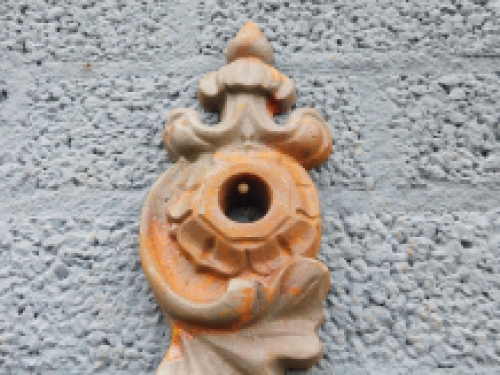 Muuranker, gietijzer, roest, art nouveau stijl